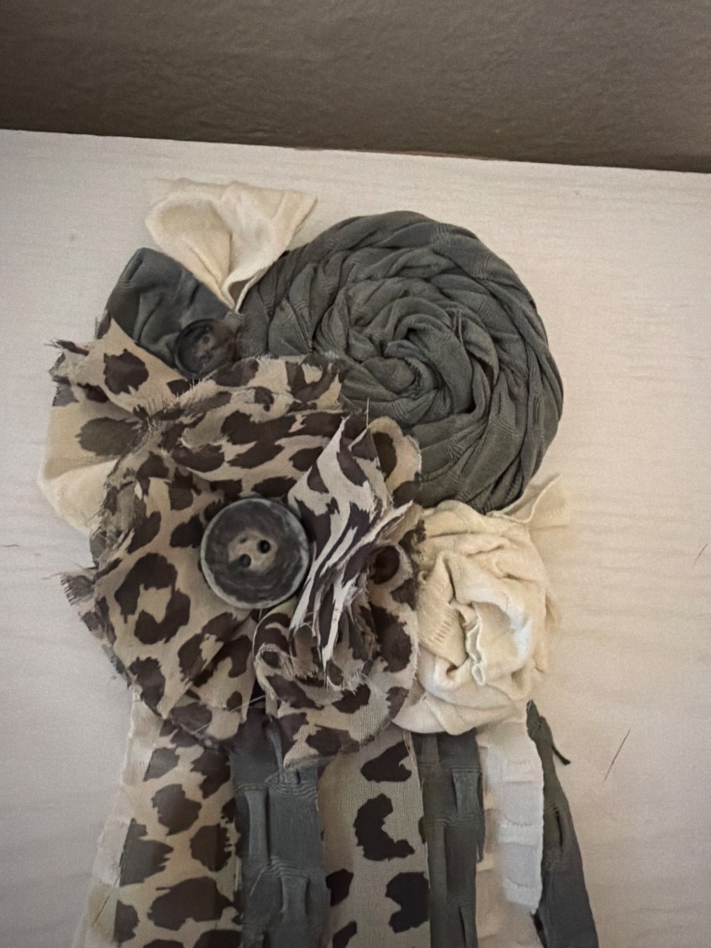 Leopard and ivory flower pin. - Picture 2 of 3